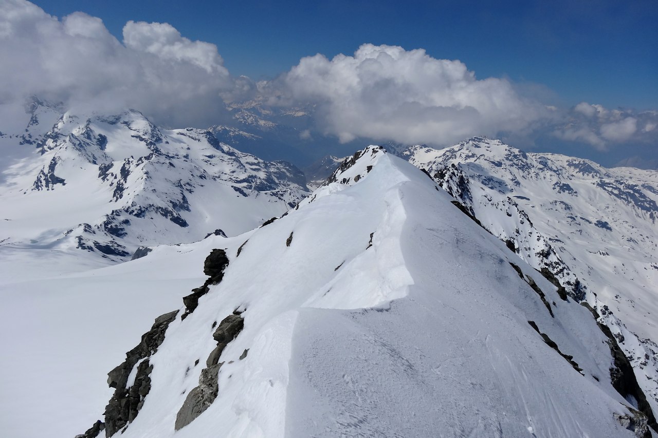 Du sommet : L'arête en direction du Roc des St Pères.