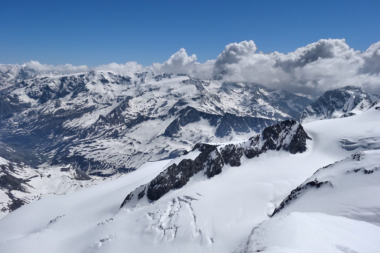 Le glacier de Gébroulaz : Les glaciers de la Vanoise en arrière plan.