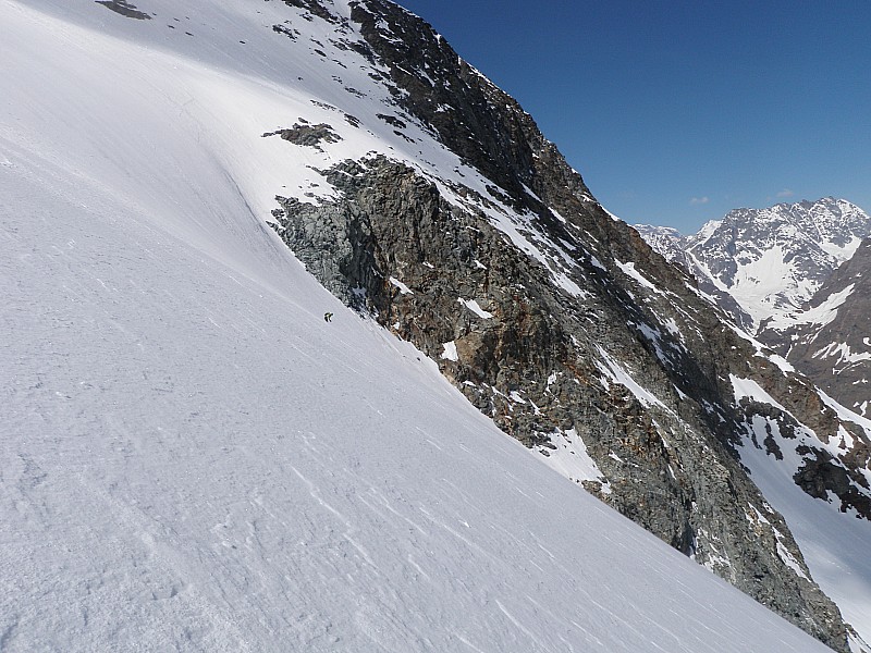 #52 à moi de jouer : le grand skieur tout petit dans la grande pente à moi de jouer : le grand skieur tout petit dans la grande pente