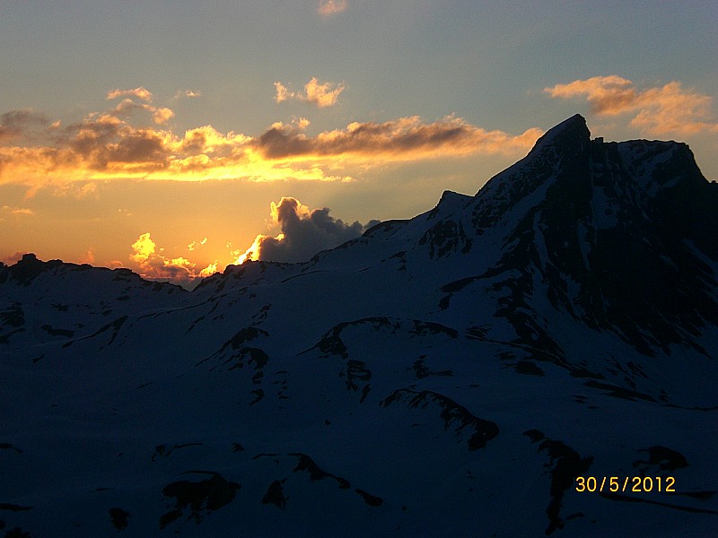 #1 Tour Pain de Sucre : Depuis Caramantran, lever de soleil sur le Pain de Sucre et la Brêche de Ruine. Tour Pain de Sucre : Depuis Caramantran, lever de soleil sur le Pain de Sucre et la Brêche de Ruine.