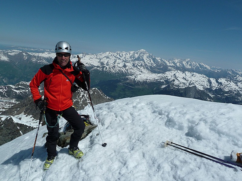 #8 Photo au sommet du Mont Pourri : Devant le Mont Blanc, maître des lieux. Merci Dom. Photo au sommet du Mont Pourri : Devant le Mont Blanc, maître des lieux. Merci Dom.