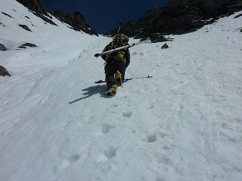 #6 Montée : Au niveau de la branche de droite . On bordure de la goulotte du haut. Montée : Au niveau de la branche de droite . On bordure de la goulotte du haut.
