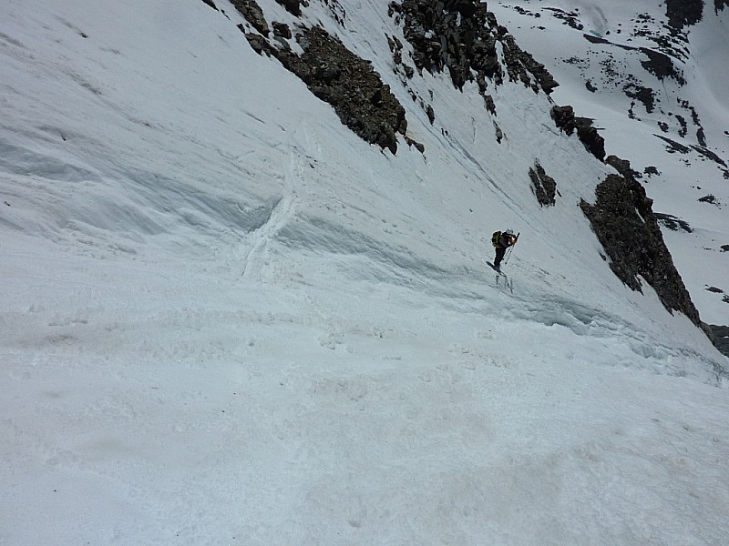 #14 Descente : 2ème traversée de goulotte. On avait taillé une plateforme à la montée. Descente : 2ème traversée de goulotte. On avait taillé une plateforme à la montée.