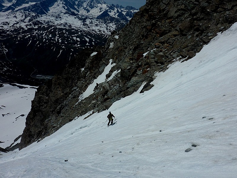 #11 Descente : 1ère traversée de goulotte pour aller chercher la contrepente rive droite. Descente : 1ère traversée de goulotte pour aller chercher la contrepente rive droite.