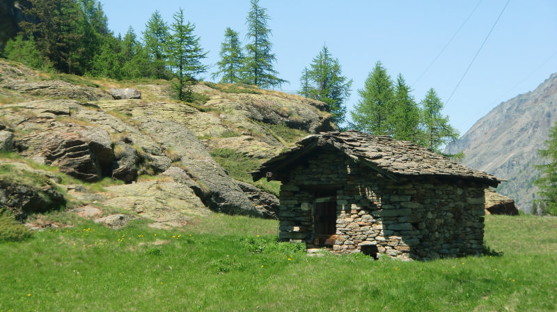 #17 Parking de Chabod : Cabane idéale pour passer une nuit à l Parking de Chabod : Cabane idéale pour passer une nuit à l'abri et isolée du boucan du torrent.