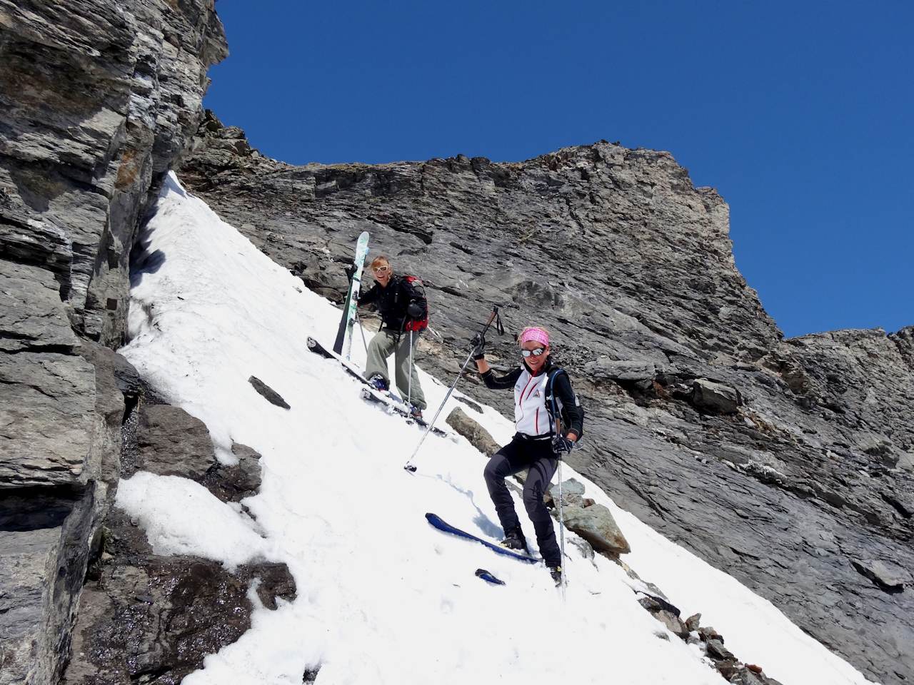#16 Les premiers mètres à ski : Camille a récupéré les skis de Claude. Les premiers mètres à ski : Camille a récupéré les skis de Claude.