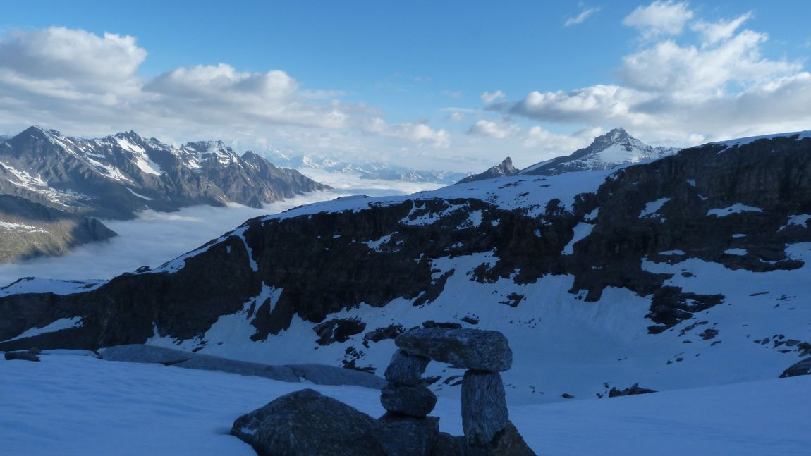 #28 Le fond de vallée nuageux : La neige est maintenant dure Le fond de vallée nuageux : La neige est maintenant dure
