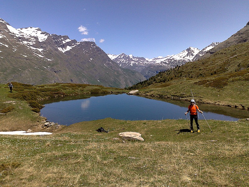 #11 Lac de l Lac de l'Arcelle : Lac de l'Arselle, au fond dans le creux, la route du col de l'Iseran