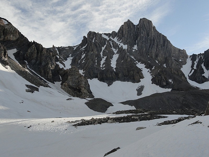 #1 Dent Parrachée : Vue du haut du vallon, on observe le couloir Sud (un peu sec) Dent Parrachée : Vue du haut du vallon, on observe le couloir Sud (un peu sec)