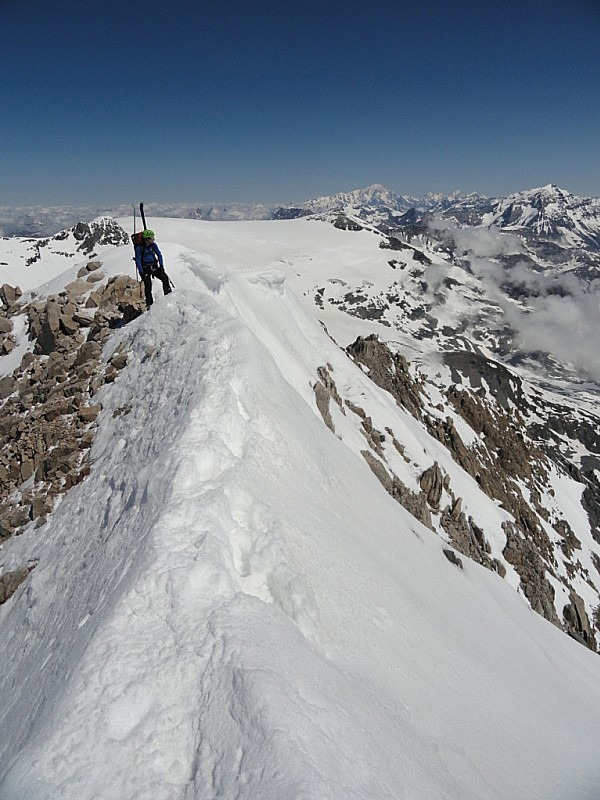 Dent Parrachée : Alex au sommet, le Mont Blanc au loin