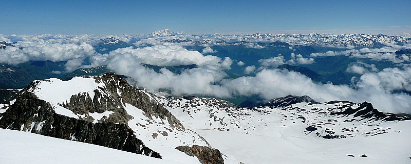 Panorama : La cime des Cochettes au premier plan, le Mont Blanc qui domine