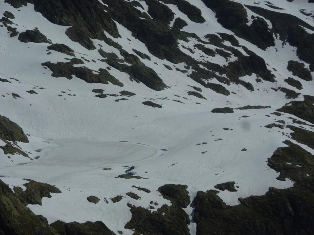 #8 Lac Lacroix : Le lac Lacroix commence à peine à dégeler au niveau de son déversoir Lac Lacroix : Le lac Lacroix commence à peine à dégeler au niveau de son déversoir