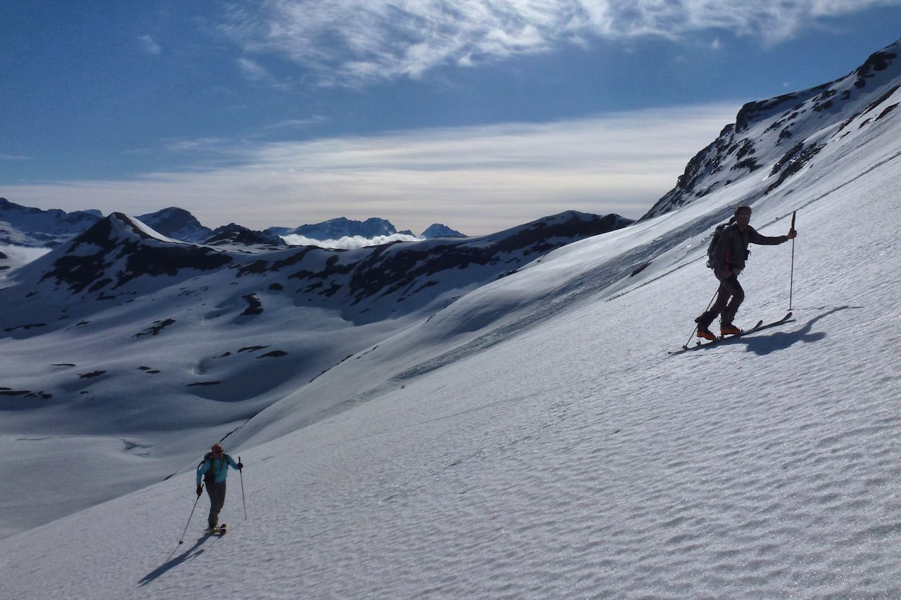 Montée intégralement à skis : Alors que nous parvenons aux pentes supérieures plus douces.