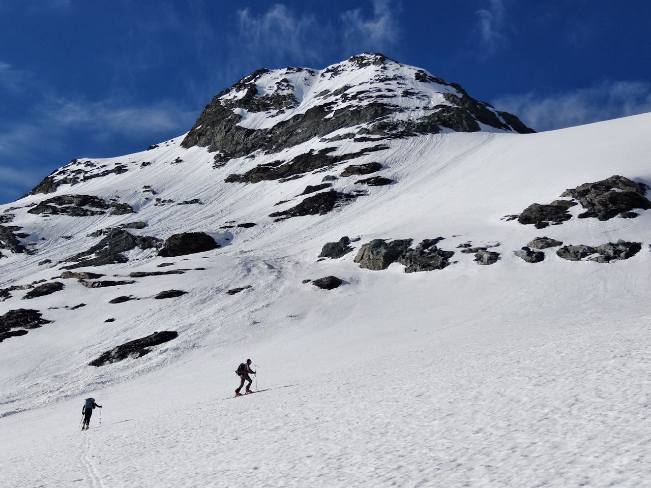Recul glaciaire : Il ya quelques décennies, la descente directe du sommet passait à ski.