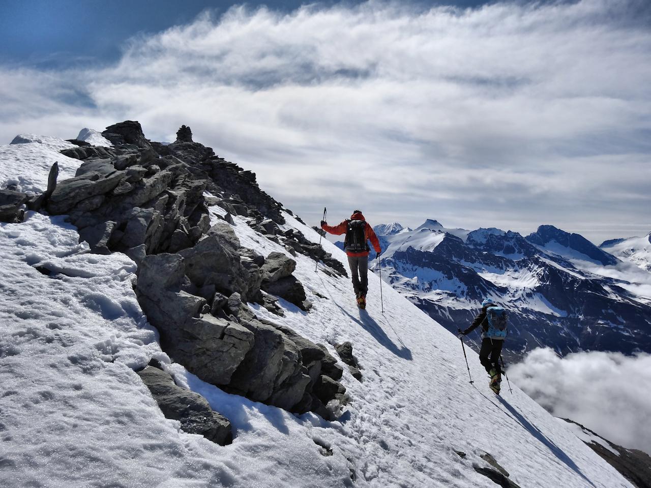 #16 Le sommet (3330 m) : Les derniers mètres pour Laurent et Karine. Le sommet (3330 m) : Les derniers mètres pour Laurent et Karine.
