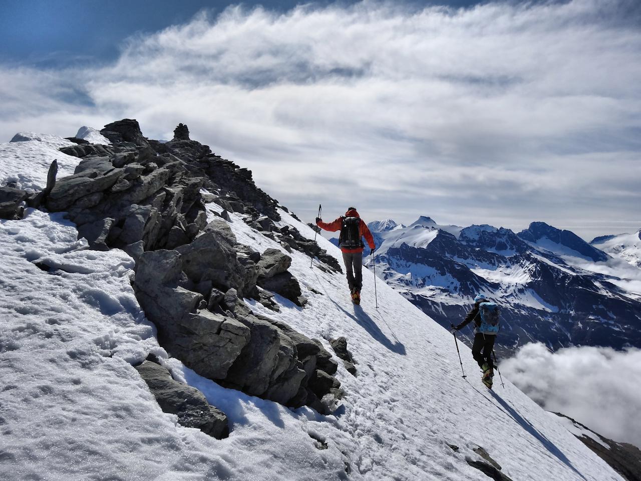 Le sommet (3330 m) : Les derniers mètres pour Laurent et Karine.