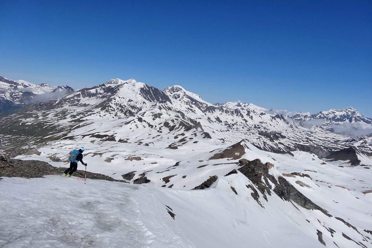 Epaule Ouest : Une bande de neige avant de plonger versant Nord.