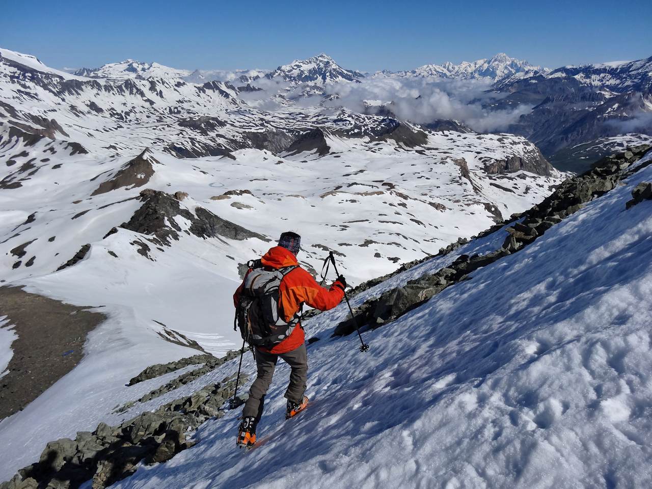 Début de la descente : En crampons, mais ça peut passer à skis.