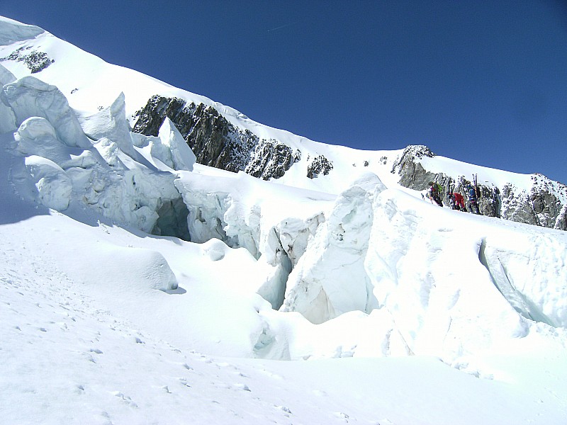 Crevasses : Pommés sur le glacier, on se retrouve obligés à passer quelques crevasses pas terribles.