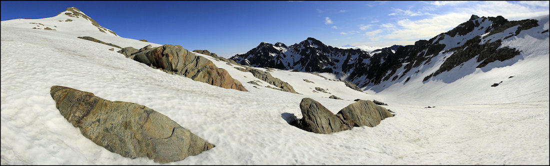 #4 sous le rocher Badon : la combe est bien remplie au dessus de 2300 sous le rocher Badon : la combe est bien remplie au dessus de 2300