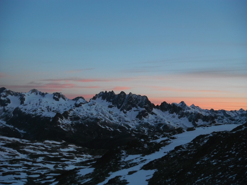 #8 Belledonne se léve : Les aiguilles de l’argentière s Belledonne se léve : Les aiguilles de l’argentière s'illuminent.