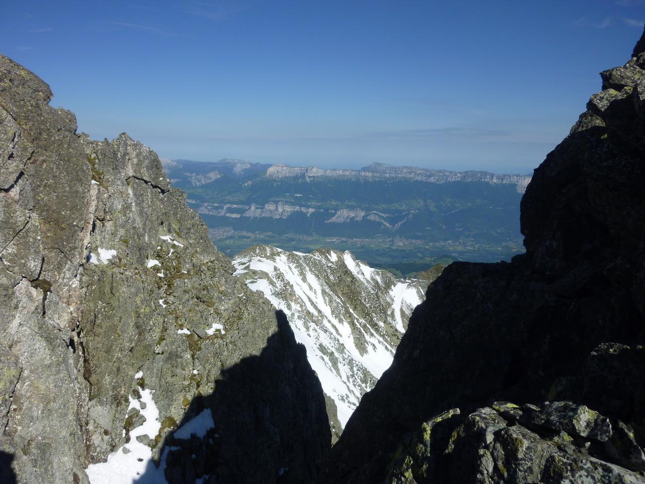 #7 Un être est là! : De la brêche à demi allongé dans l Un être est là! : De la brêche à demi allongé dans l'ombre, il pointe un doigt vers la vallée!
