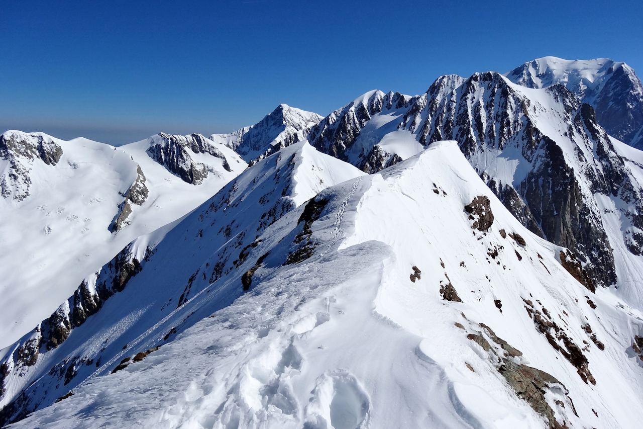 #12 Vue vers le Nord : L Vue vers le Nord : L'arête qui conduit au col de la Scie.