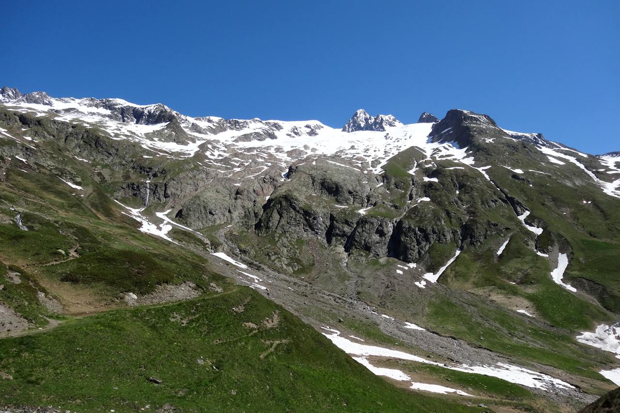 #23 Vue du bas : L Vue du bas : L'aiguille des Glaciers.