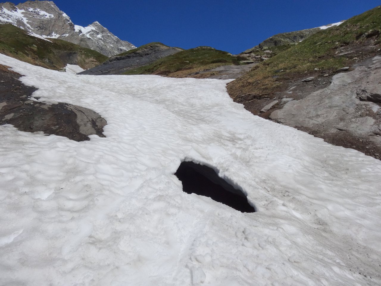#19 Ruisseau des Lanchettes : Un pont de neige a cédé sous mes skis. Ruisseau des Lanchettes : Un pont de neige a cédé sous mes skis.