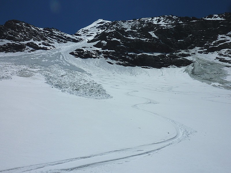 #12 Face N de Turia : Bas du cône. En gérant bien, on arrive à faire un ski correct. Face N de Turia : Bas du cône. En gérant bien, on arrive à faire un ski correct.