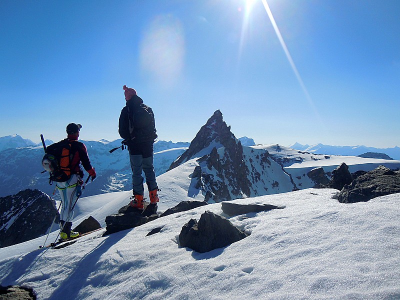 #2 Aiguille de Polset : Une équipe arrive au même instant sur le dôme de Polset, un chien aboie au sommet de l Aiguille de Polset : Une équipe arrive au même instant sur le dôme de Polset, un chien aboie au sommet de l'Aiguille de Péclet et tout au Sud, un groupe s'achemine vers la pointe Rénod.