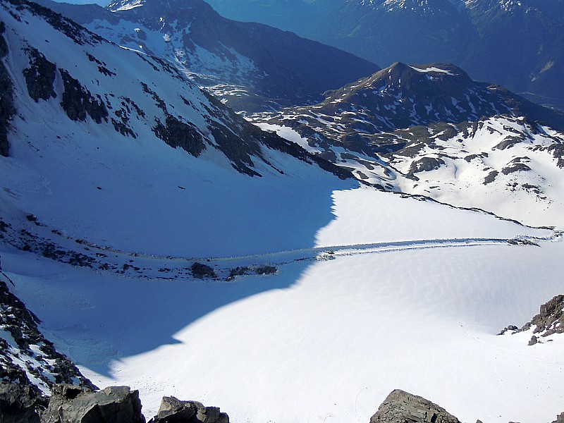 #3 trace monstrueuse : D trace monstrueuse : D'énormes blocs ont lugé sur le glacier de Polset.