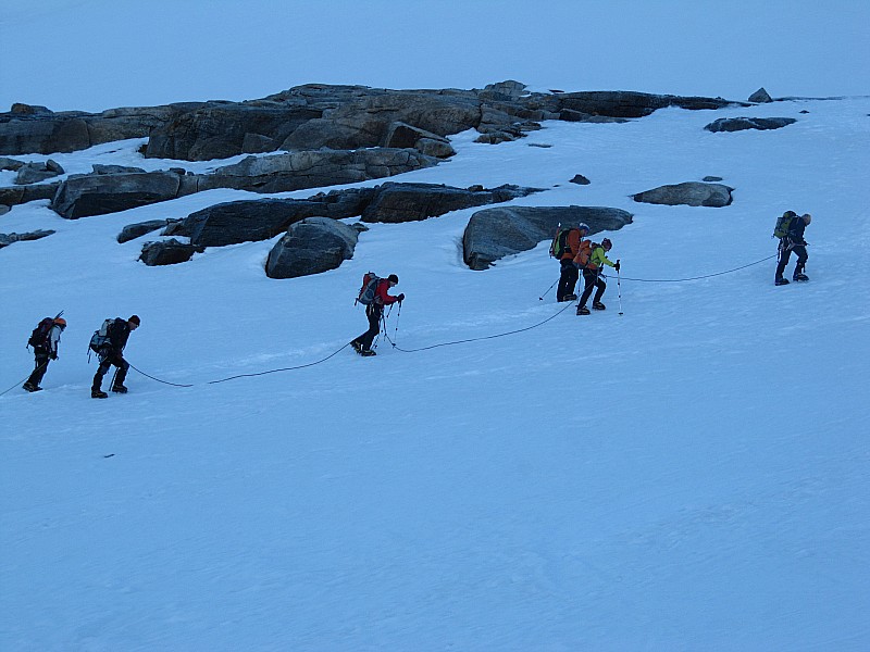 #1 Les amis alpinistes : en pleine action. On ne double pas par la droite.... Les amis alpinistes : en pleine action. On ne double pas par la droite....