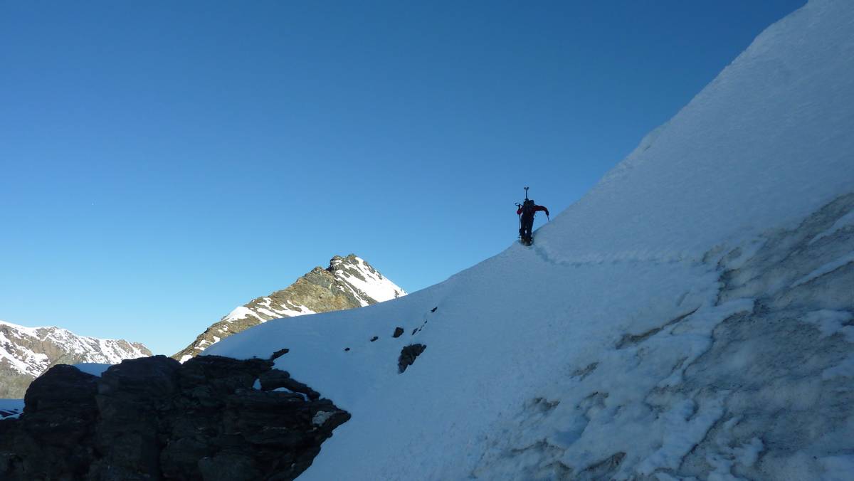 #14 col du Montet : Steph sort au col devant la Pointe du Gros Caval col du Montet : Steph sort au col devant la Pointe du Gros Caval