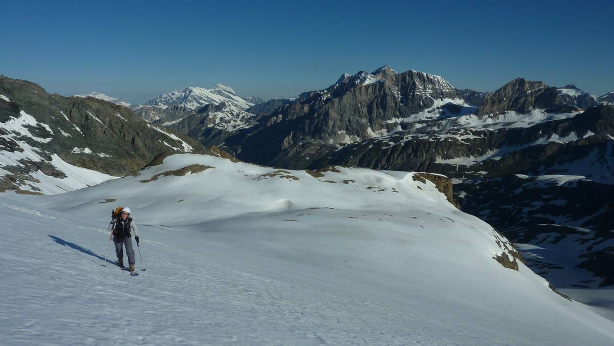 #15 sous la Petite Aiguille Rousse : Delle avec Sache-Pourri en toile de fond sous la Petite Aiguille Rousse : Delle avec Sache-Pourri en toile de fond