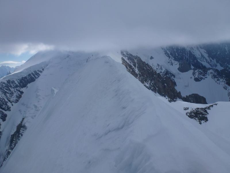 #7 Aiguille de Bionnassay : le vent est déjà bien present, le gros nuage s Aiguille de Bionnassay : le vent est déjà bien present, le gros nuage s'abaisse rapidement