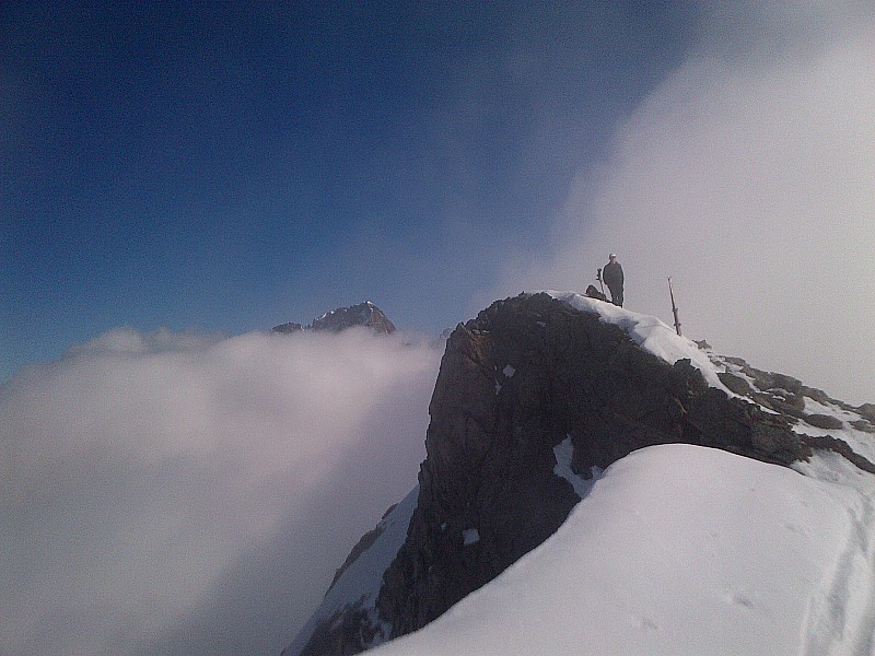 #1 Au sommet : quelques nuages qui n Au sommet : quelques nuages qui n'étaient pas là avant et seront partis après... juste pour nous empêcher de jouer au mécéoù...