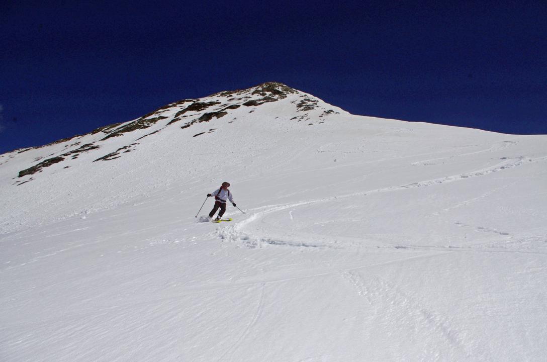 #6 Virages souples sommitaux : Neige aquatique... nous entamons sous le sommet, une session agréable, très agréable de grandes courbes. La neige reste portante à souhaits! Virages souples sommitaux : Neige aquatique... nous entamons sous le sommet, une session agréable, très agréable de grandes courbes. La neige reste portante à souhaits!