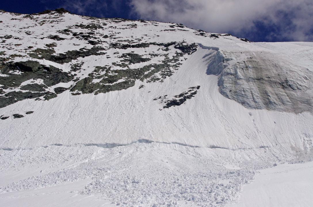 #7 Sous face Nord : Un petit coup d Sous face Nord : Un petit coup d'oeil sous le couloir remonté précédemment. En 20 ans de Mont-Pourri... je n'avais jamais eu le plaisir de remonter cette belle ligne directe.