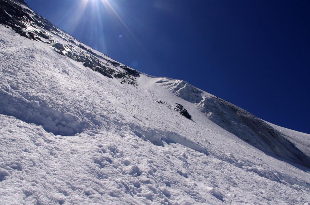 #3 Couloir Nord : Notre itinéraire de montée: le couloir nord, à gauche du sérac central. Rimaye délicate, passée en douceur... puis face, puis sortie au raz des rochers... une très belle session de crampons où Pierre relaie... Couloir Nord : Notre itinéraire de montée: le couloir nord, à gauche du sérac central. Rimaye délicate, passée en douceur... puis face, puis sortie au raz des rochers... une très belle session de crampons où Pierre relaie...