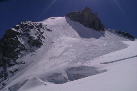 #1 après la descente : face ouest, en regardant bien on distingue la cassure de la plaque déclenchée les jours précédents après la descente : face ouest, en regardant bien on distingue la cassure de la plaque déclenchée les jours précédents