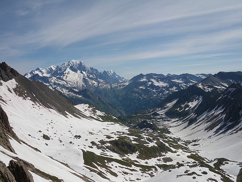 #1 Combe de la Nova : Vue du haut du petit couloir. Mont Blanc et Aiguille des Glaciers au fond : encore de la neige. Combe de la Nova : Vue du haut du petit couloir. Mont Blanc et Aiguille des Glaciers au fond : encore de la neige.