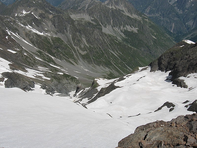 #3 y a plus qu y a plus qu'à descendre : les 700 premiers mètres de descente (et les meilleurs) on devine la continuité de l'itinéraire par les deux terrasses en pentes superposées situées au milieu droit de la photo.