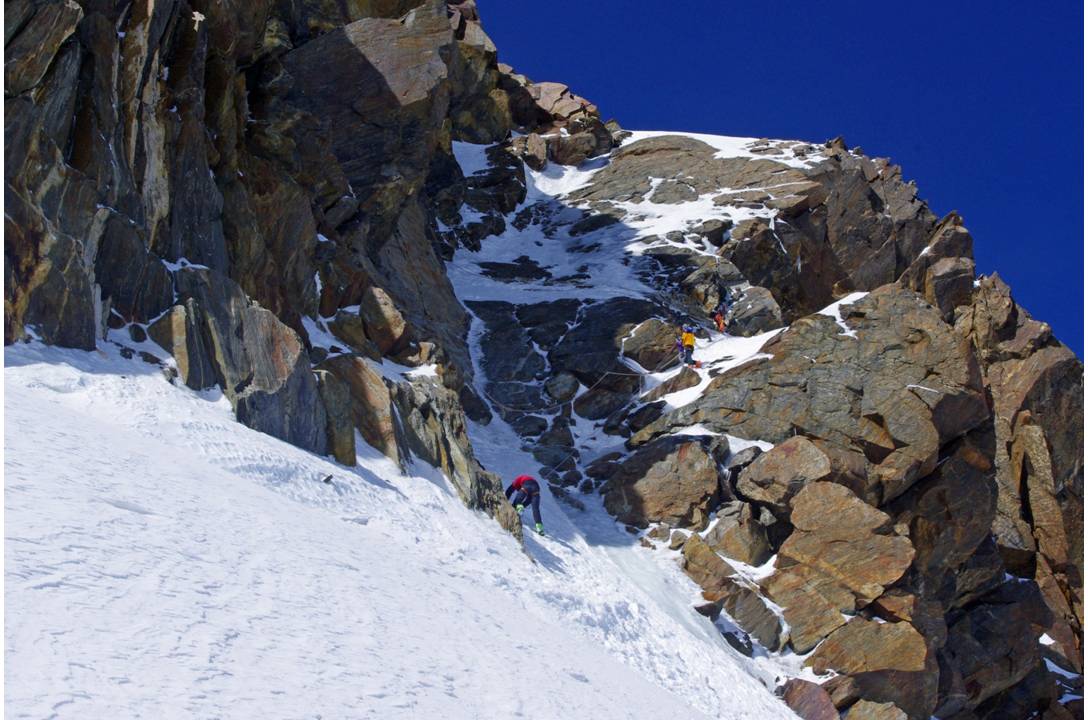 #10 Couloir sommital : De la Silbersattel au sommet de la Pointe Dufour, 120m de D+ à remonter en terrain mixte. Jolie consistance de gneiss rouges, de neige et de glace de goulotte... et des alpinistes dans tous les sens qui virevoltent autour de la cor Couloir sommital : De la Silbersattel au sommet de la Pointe Dufour, 120m de D+ à remonter en terrain mixte. Jolie consistance de gneiss rouges, de neige et de glace de goulotte... et des alpinistes dans tous les sens qui virevoltent autour de la cor
