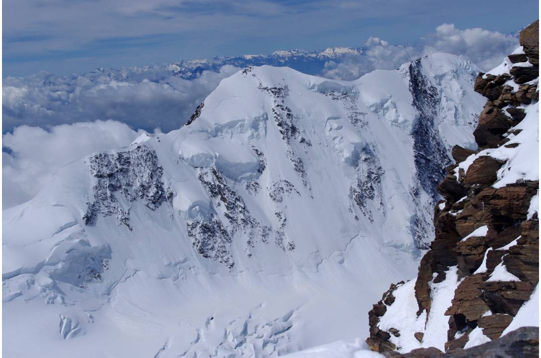 #13 Lyskamm FN : les 4527m du Lyskamm oriental... eux-aussi, en contrebas... Cependant, leur face nord force le respect... En arrière fond, le Grand Paradis se dégage à peine, alors que Plattes, Pourri-Sache et Ruitor resplendissent. Lyskamm FN : les 4527m du Lyskamm oriental... eux-aussi, en contrebas... Cependant, leur face nord force le respect... En arrière fond, le Grand Paradis se dégage à peine, alors que Plattes, Pourri-Sache et Ruitor resplendissent.