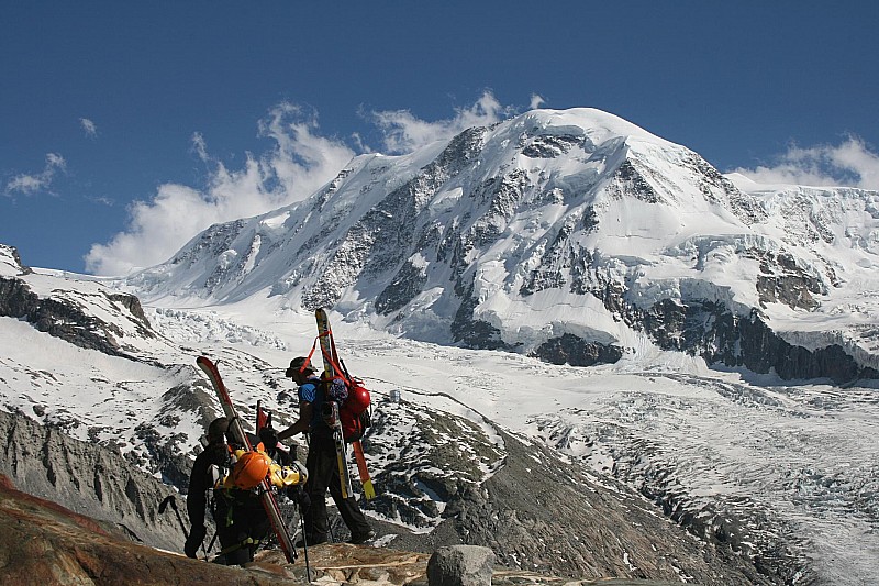 #21 Avant de rejoindre le glacier : Pascuale et Piero San Giorgio s Avant de rejoindre le glacier : Pascuale et Piero San Giorgio s'endurcissent et planquent des vivres en vue de l'effondrement économique