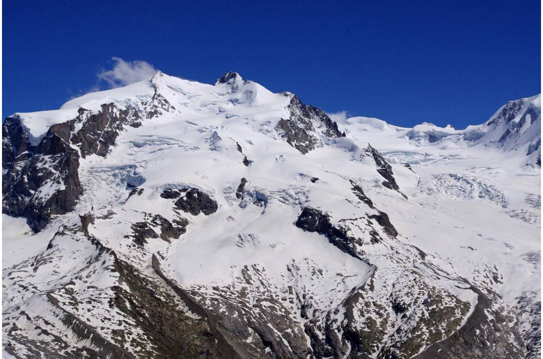 #3 Destination Monte-Rosa : Voilà le chateau à neige, objet de nos convoitises. Destination Monte-Rosa : Voilà le chateau à neige, objet de nos convoitises.