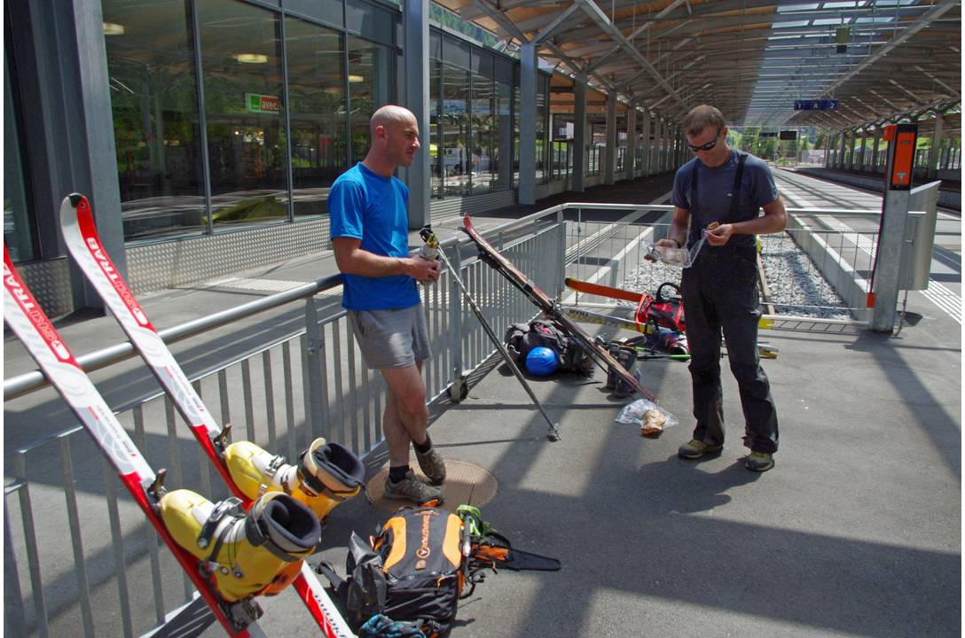 #1 Organisation suisse : Avec notre équipement de ski, nous traversons Täsch et Zermatt par des moyens ferrés... c Organisation suisse : Avec notre équipement de ski, nous traversons Täsch et Zermatt par des moyens ferrés... c'est plein de touristes asiatiques... et nous, nous sommes chargés de manière assez exotique. Nous avons des allures de vieil hélvète!