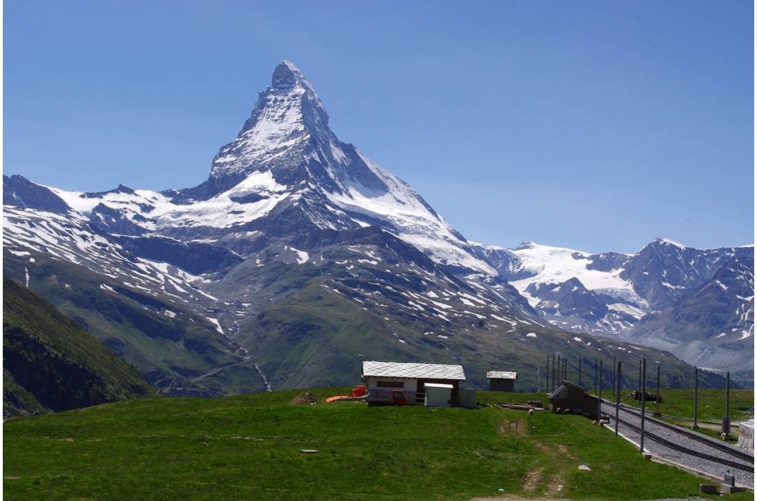 #2 Exit la civilisation : Dans le train en direction du Gornergrat... nous quittons progressivement la civilisation... et tombons nez à nez avec des montagnes qui ressemblent à çà!!! Exit la civilisation : Dans le train en direction du Gornergrat... nous quittons progressivement la civilisation... et tombons nez à nez avec des montagnes qui ressemblent à çà!!!