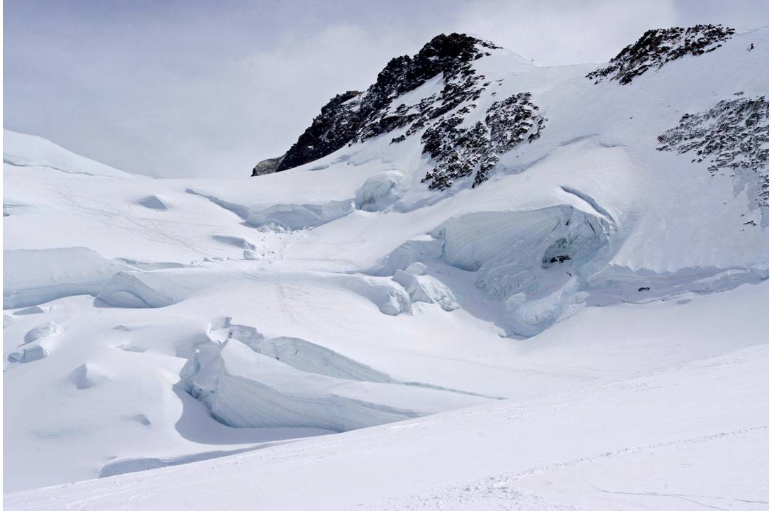 #14 Le Glestcher pour nous : 13h... et le Monte Rosa Gletscher n Le Glestcher pour nous : 13h... et le Monte Rosa Gletscher n'est plus convoité par personne, sinon nous!!! Neigé décaillée sur 5-10 cm, fond dur... majesteux et agréable... nous recherchons des combes non tracées... sous des grands séracs... çà file!